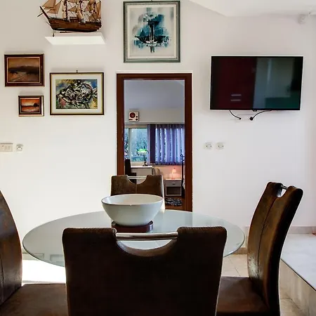 Near Sandy Firule سبليت