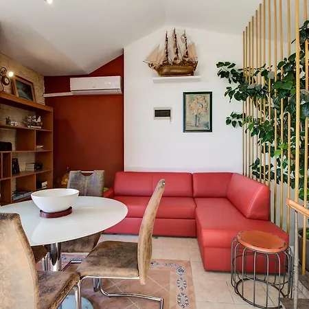 Near Sandy Firule سبليت