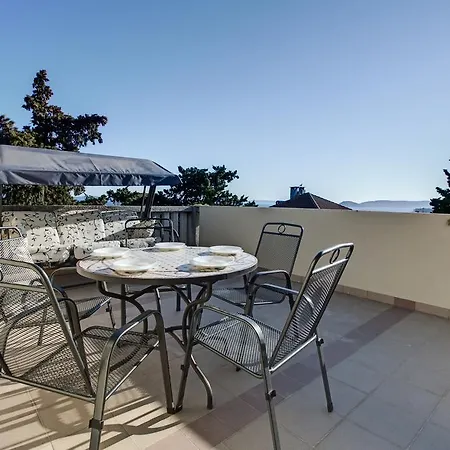 Near Sandy Firule سبليت